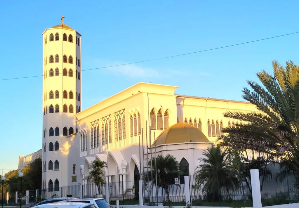 Catedral Nossa Senhora Auxiliadora, em Eunápolis, com sua torre alta, ao entardecer