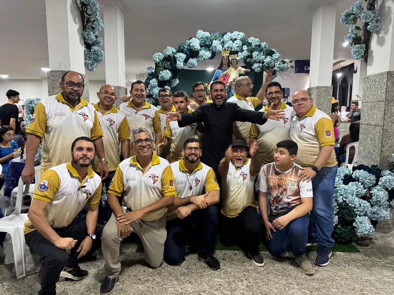 O grupo do Terço dos Homens da Catedral reunido, de uniforme dourado, na Festa da Padroeira